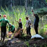A horse stuck in the mud is rescued by the technical animal rescue team.